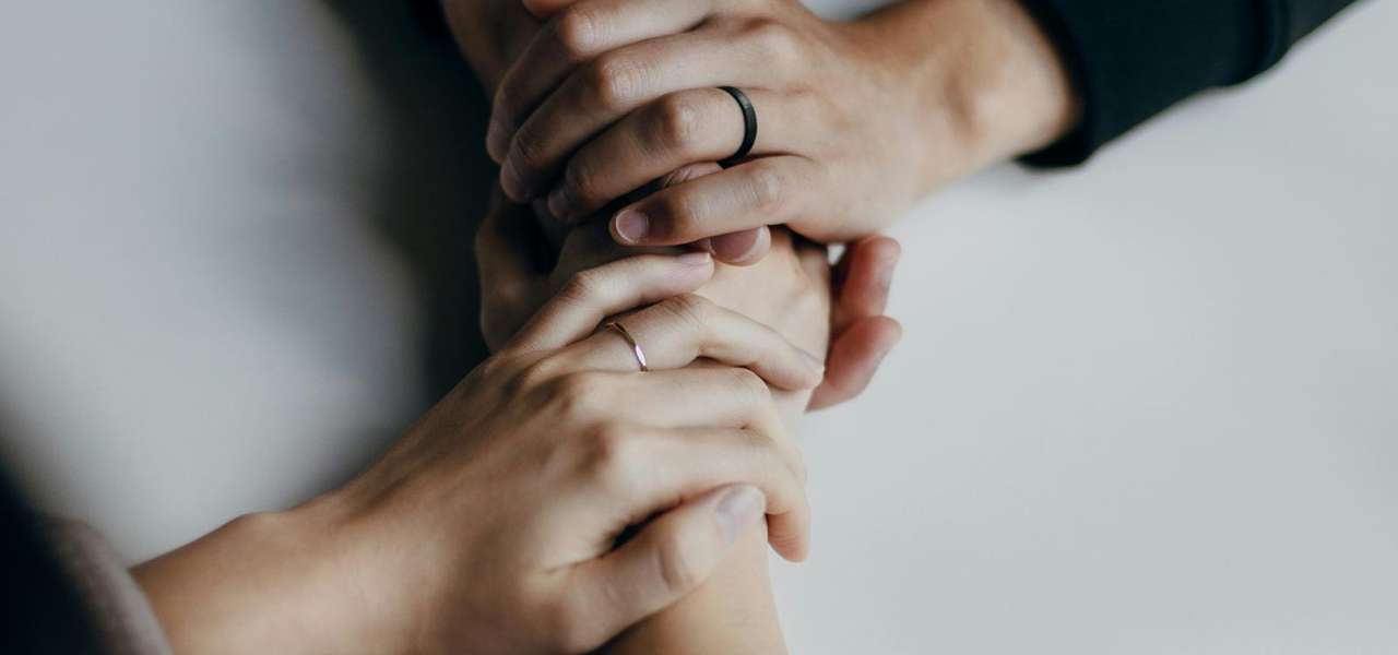 Manos en una sesión de terapia